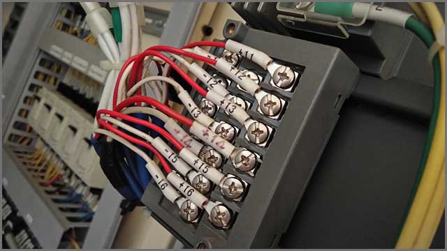 Power cable connecting the control cabinet